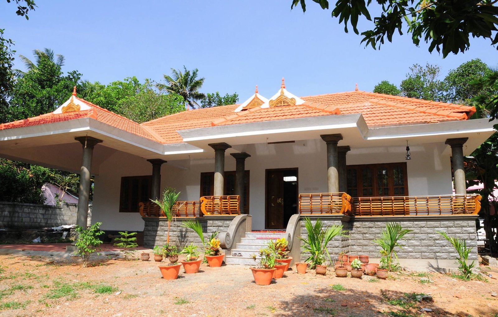 Kerala Traditional Home Design With Poomukham,Naalukettu - Home Pictures