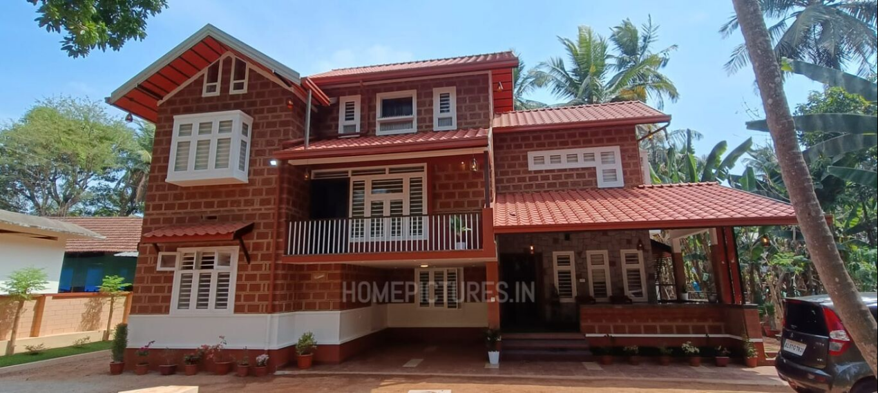 2600 Square Feet Traditional 4 Bedroom House in Malappuram