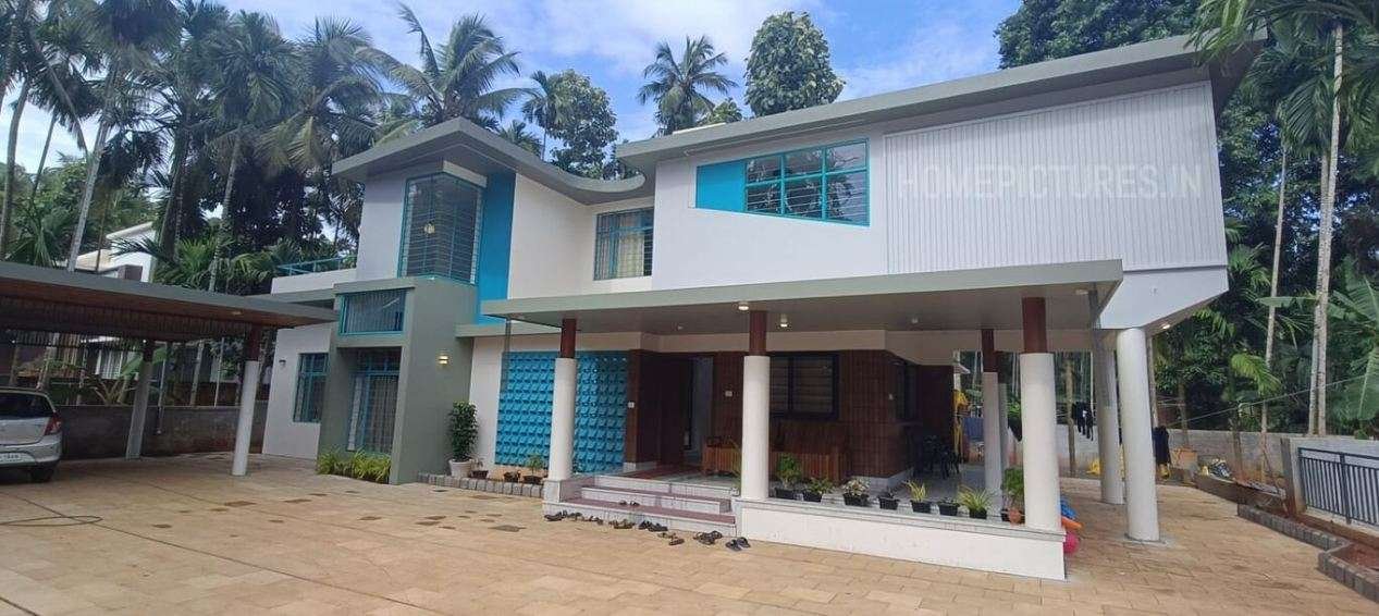 2400 Square Feet 5 Bedroom Contemporary style house